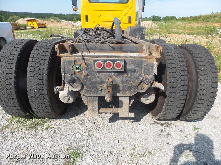 image for item DB7474 2002 International 7400 truck chassis