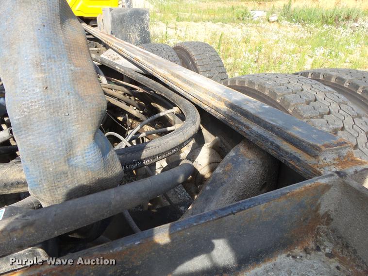 image for item DB7474 2002 International 7400 truck chassis