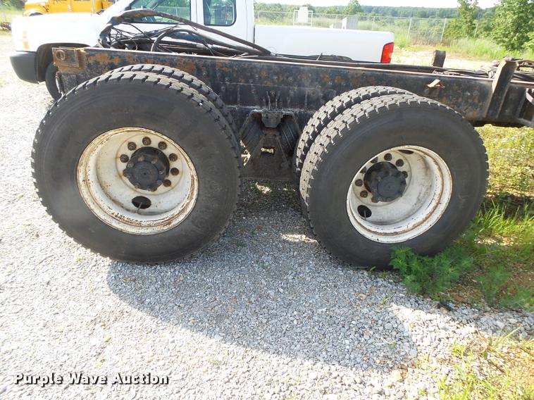 image for item DB7474 2002 International 7400 truck chassis