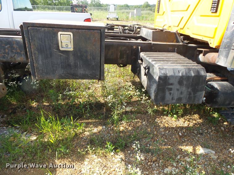 image for item DB7474 2002 International 7400 truck chassis