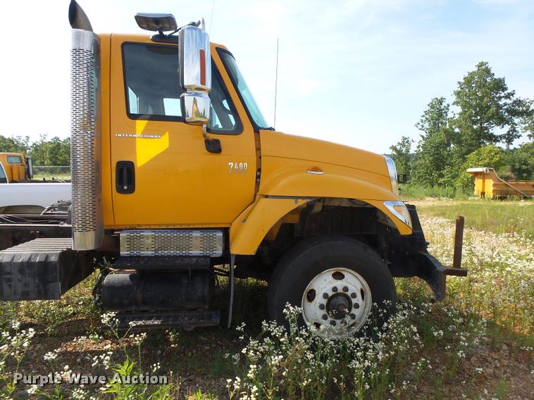 image for item DB7474 2002 International 7400 truck chassis