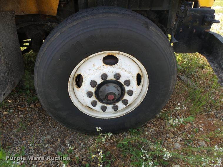 image for item DB7474 2002 International 7400 truck chassis