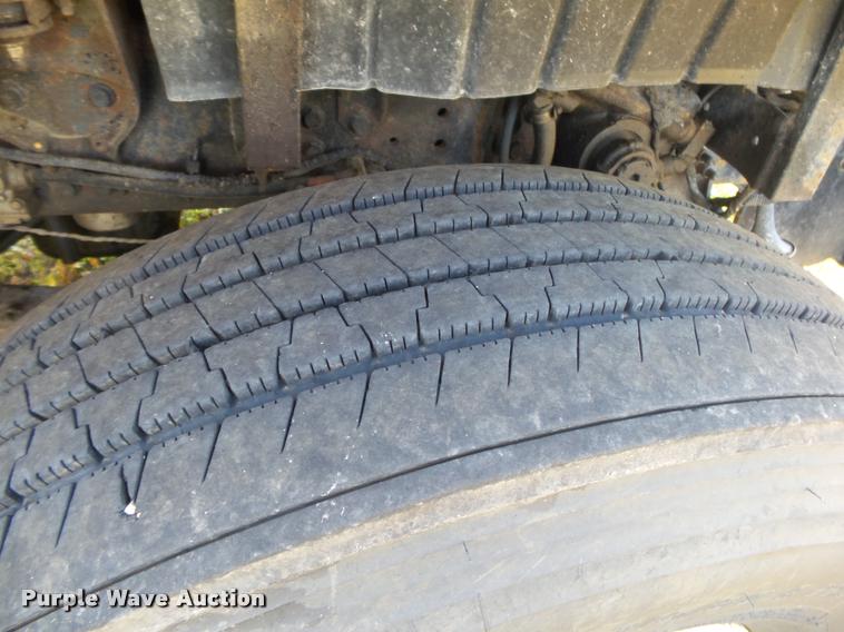 image for item DB7474 2002 International 7400 truck chassis