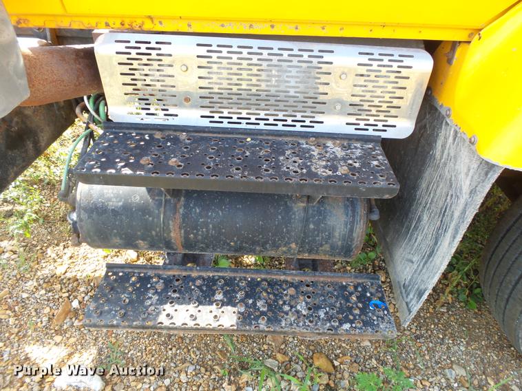 image for item DB7474 2002 International 7400 truck chassis