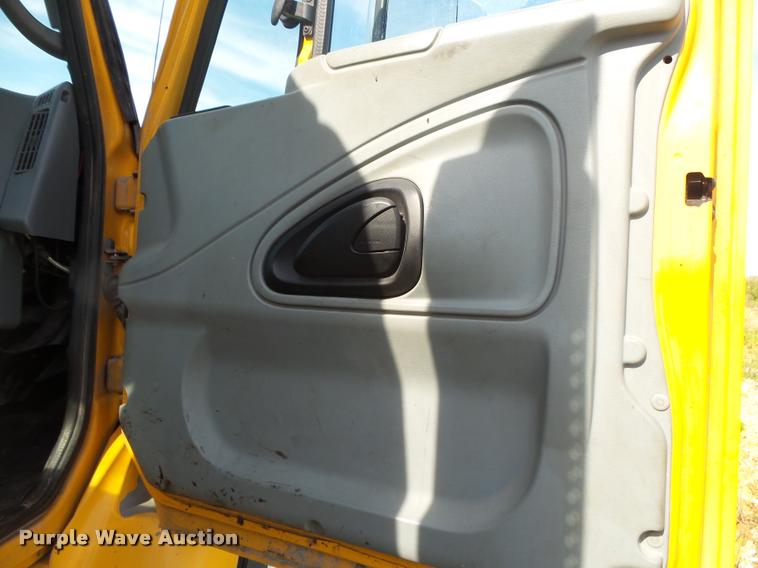 image for item DB7474 2002 International 7400 truck chassis