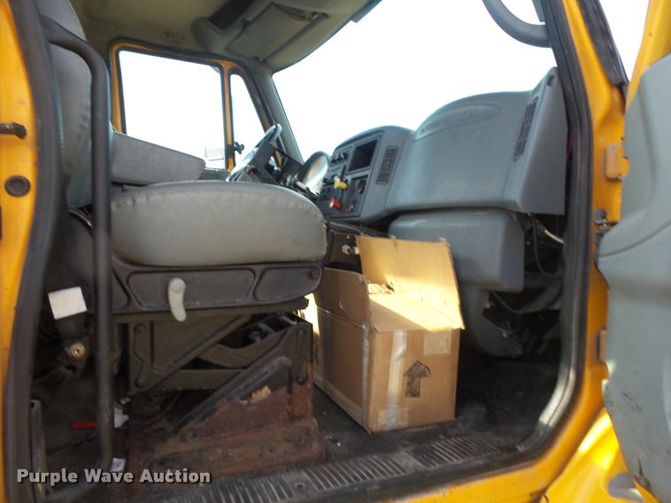 image for item DB7474 2002 International 7400 truck chassis