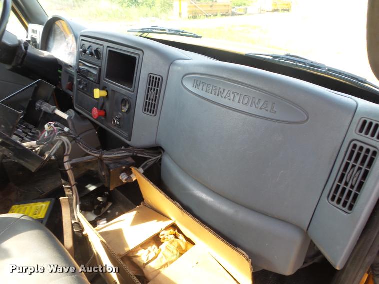 image for item DB7474 2002 International 7400 truck chassis