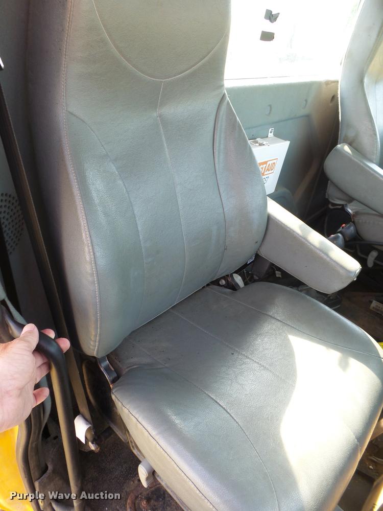 image for item DB7474 2002 International 7400 truck chassis