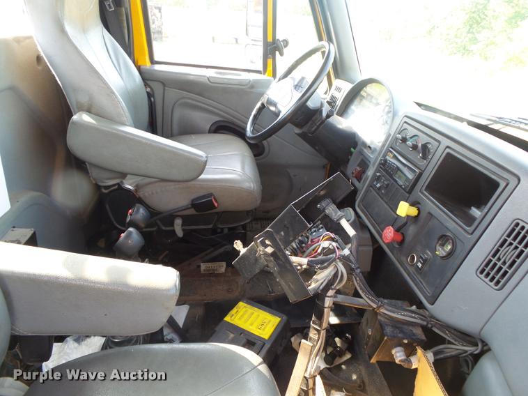 image for item DB7474 2002 International 7400 truck chassis