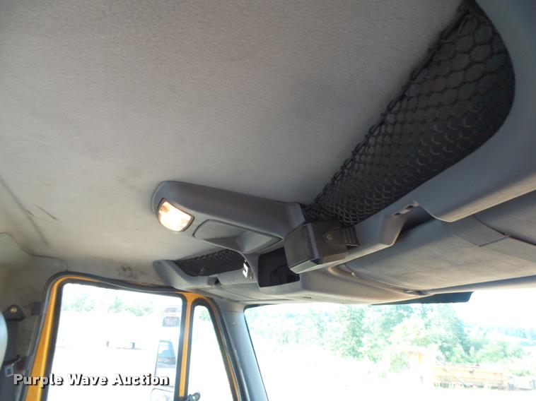 image for item DB7474 2002 International 7400 truck chassis