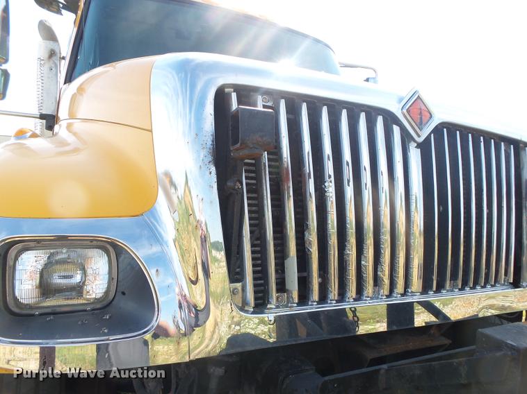 image for item DB7474 2002 International 7400 truck chassis