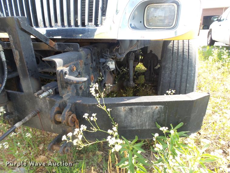 image for item DB7474 2002 International 7400 truck chassis