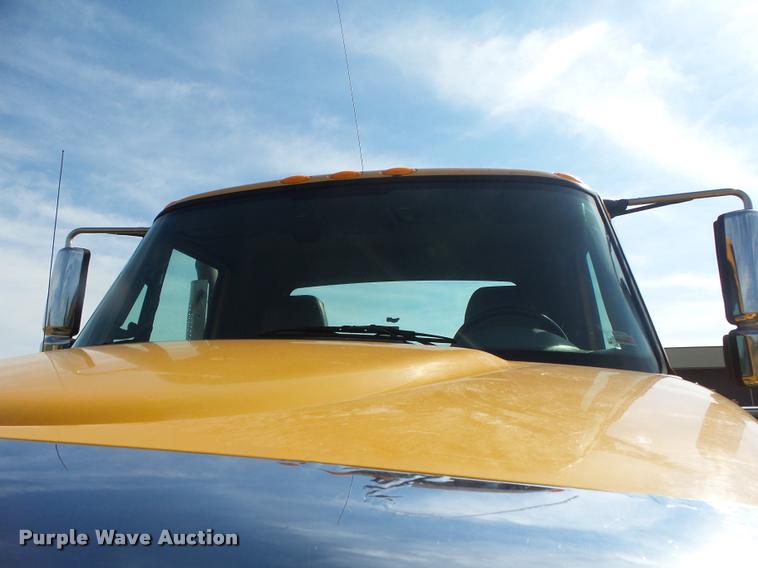 image for item DB7474 2002 International 7400 truck chassis