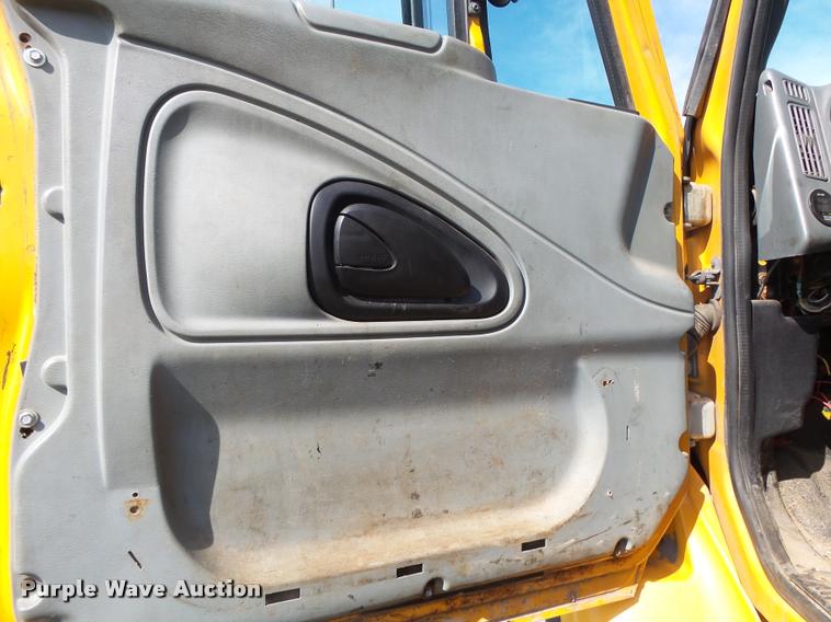 image for item DB7474 2002 International 7400 truck chassis