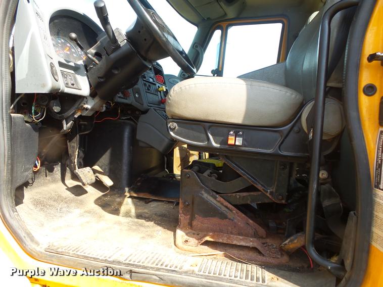 image for item DB7474 2002 International 7400 truck chassis