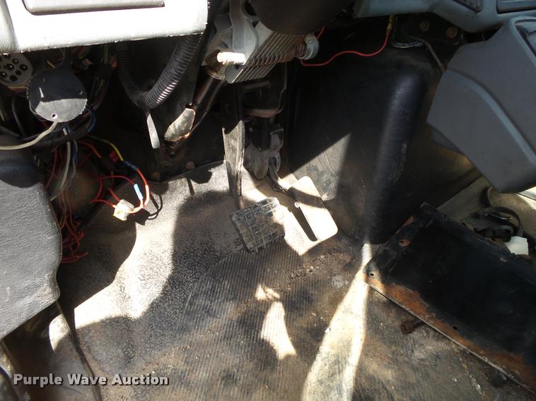 image for item DB7474 2002 International 7400 truck chassis