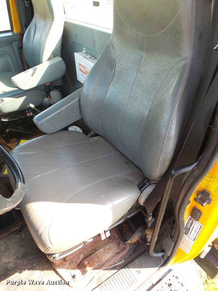 image for item DB7474 2002 International 7400 truck chassis