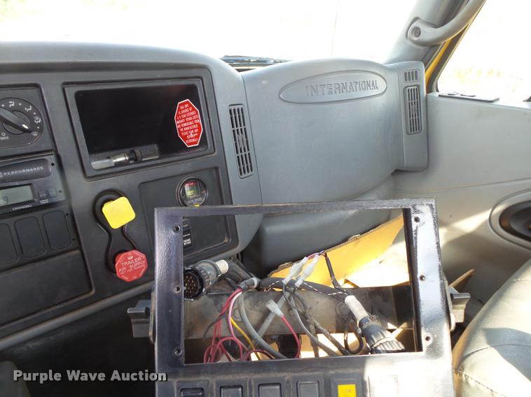 image for item DB7474 2002 International 7400 truck chassis