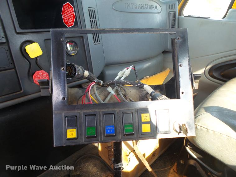 image for item DB7474 2002 International 7400 truck chassis