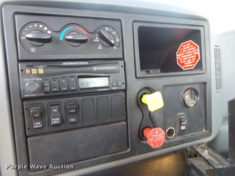 image for item DB7474 2002 International 7400 truck chassis