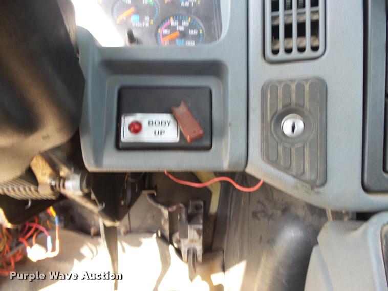 image for item DB7474 2002 International 7400 truck chassis