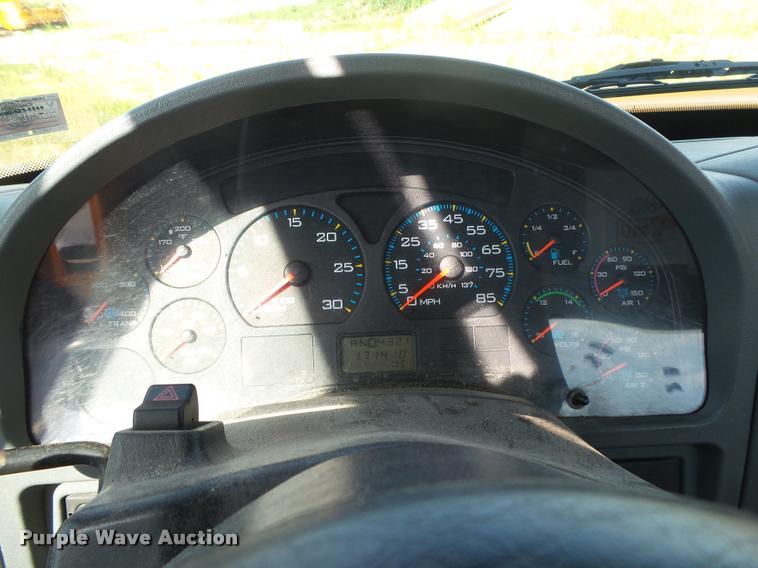 image for item DB7474 2002 International 7400 truck chassis