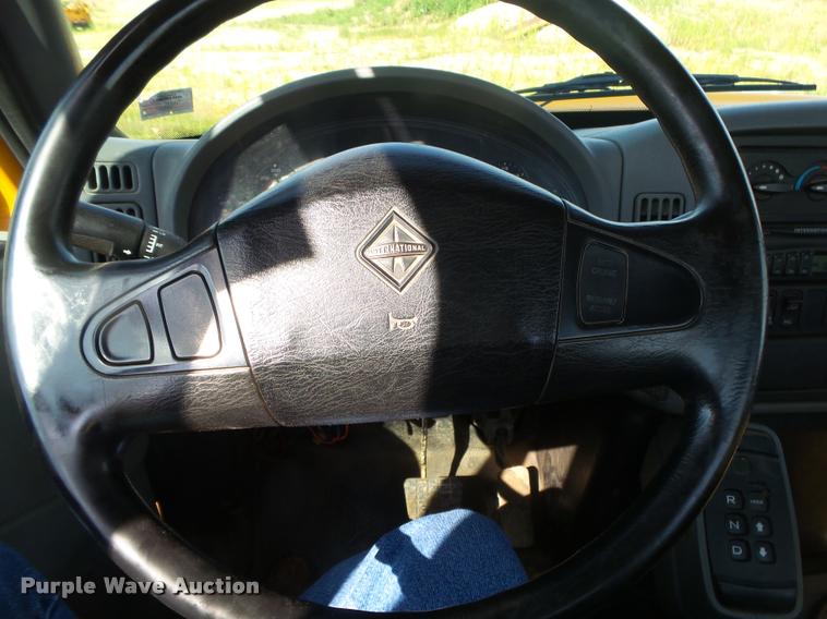 image for item DB7474 2002 International 7400 truck chassis