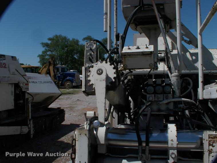 image for item DK9725 2001 Cedarapids CR361R paver