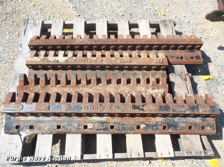 Caterpillar grader blade teeth cutting edges in Leavenworth, KS Item