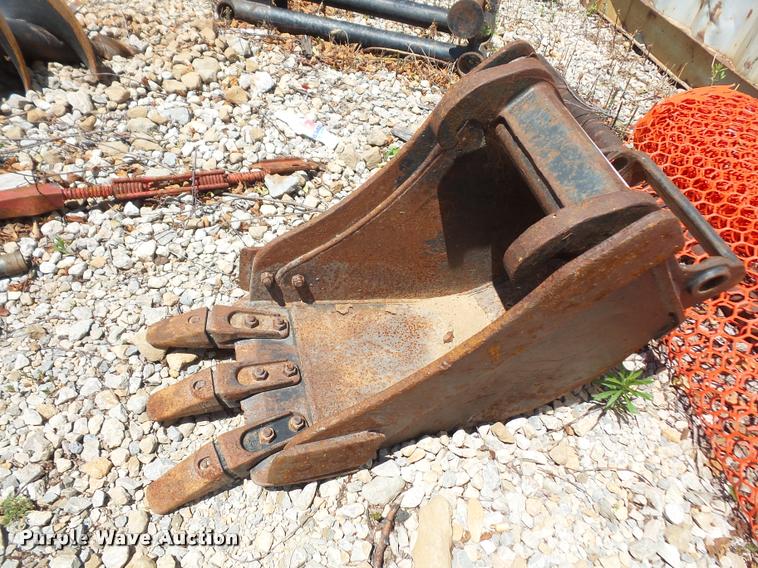 image for item DL9561 Bobcat mini excavator bucket