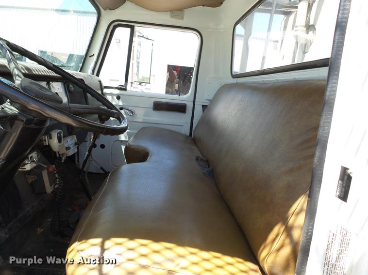 image for item K3265 1986 International 1754 bucket truck