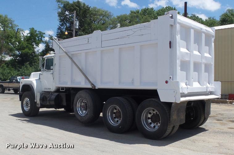 image for item K7608 2000 Mack RB688S dump truck