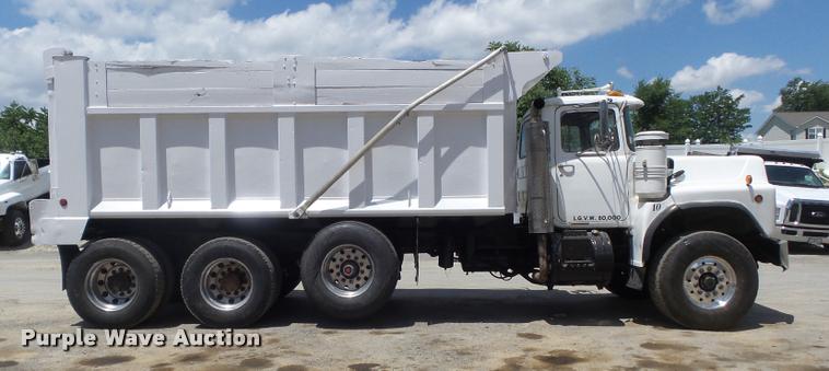 image for item K7608 2000 Mack RB688S dump truck