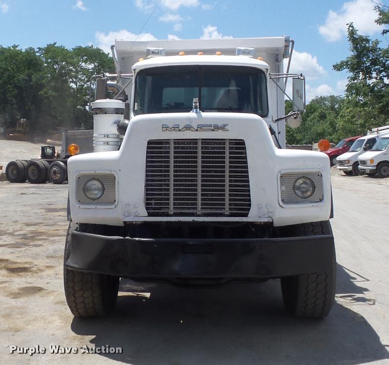 image for item K7608 2000 Mack RB688S dump truck