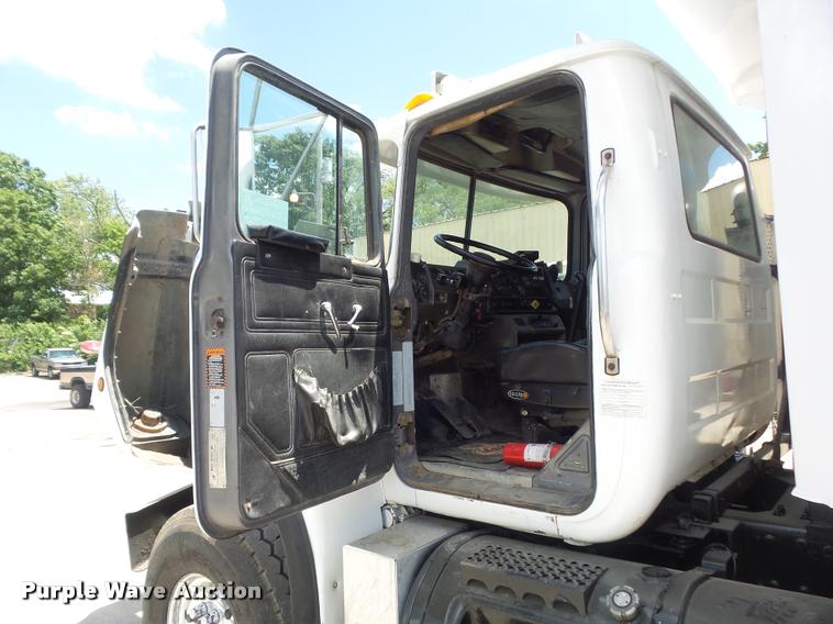 image for item K7608 2000 Mack RB688S dump truck