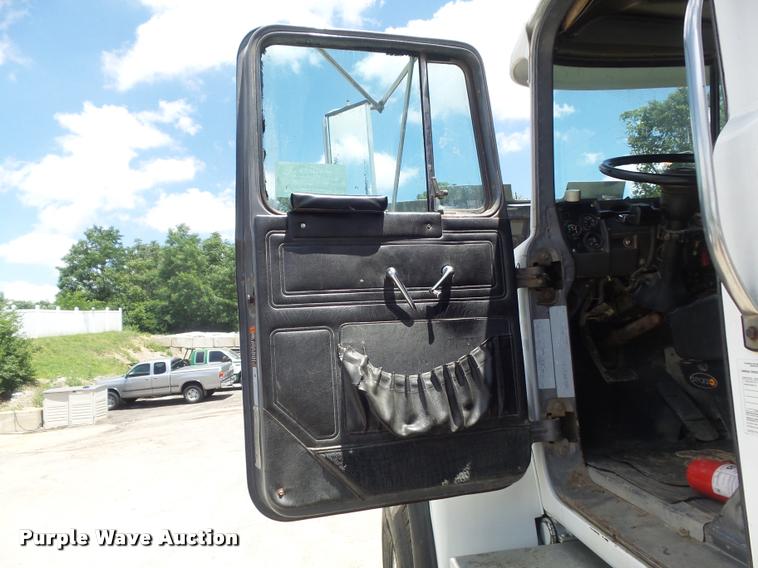 image for item K7608 2000 Mack RB688S dump truck