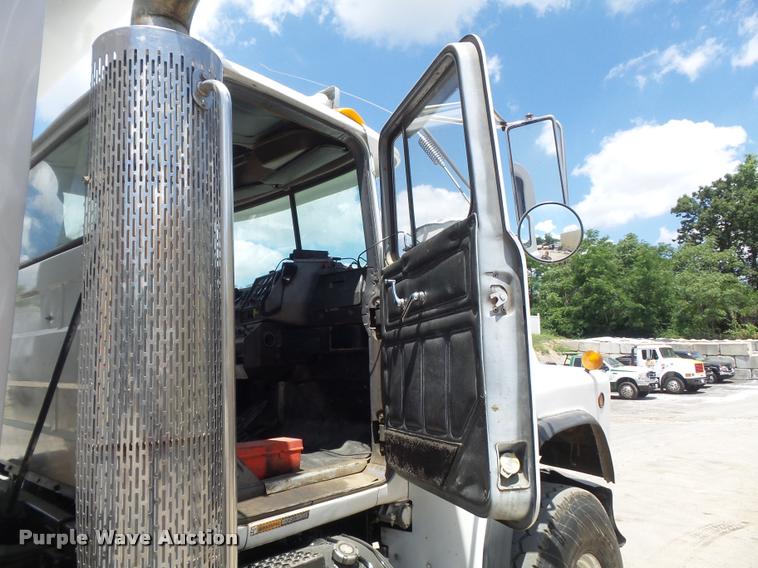 image for item K7608 2000 Mack RB688S dump truck