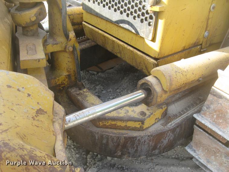 image for item L2329 1993 Caterpillar D4H XL dozer