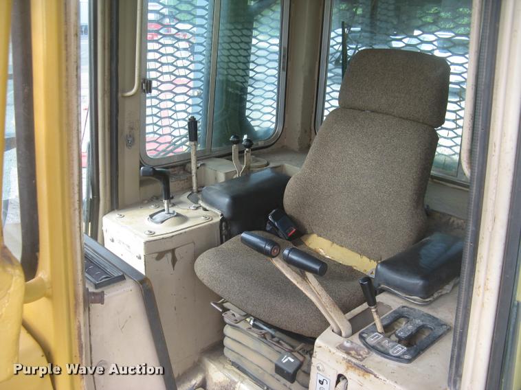 image for item L2329 1993 Caterpillar D4H XL dozer