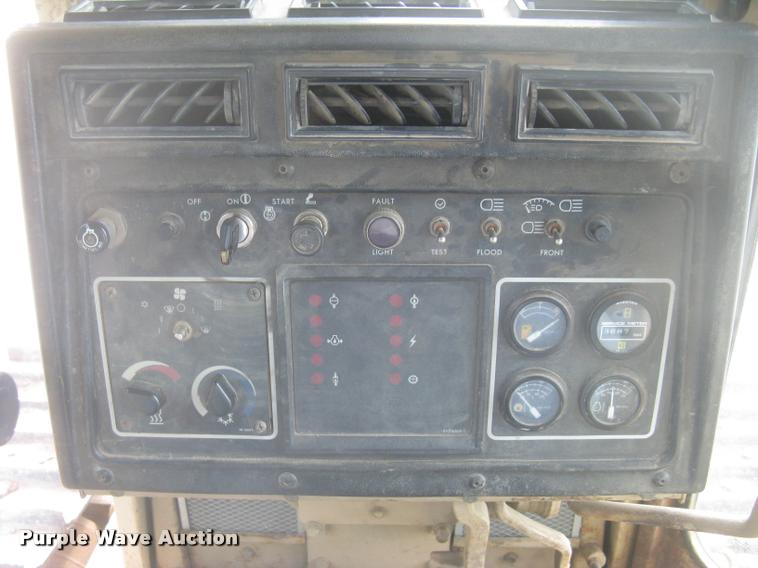 image for item L2329 1993 Caterpillar D4H XL dozer