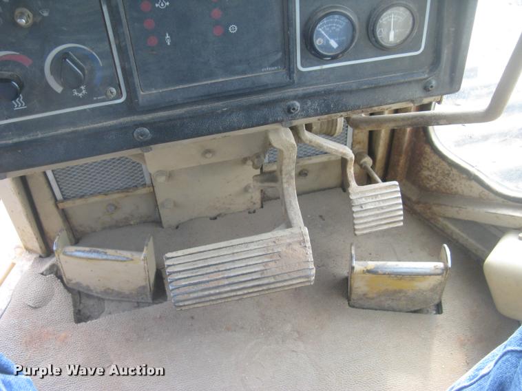 image for item L2329 1993 Caterpillar D4H XL dozer