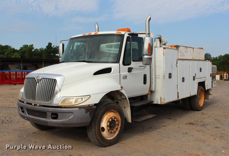 image for item L3172 2002 International 4300 service truck with crane