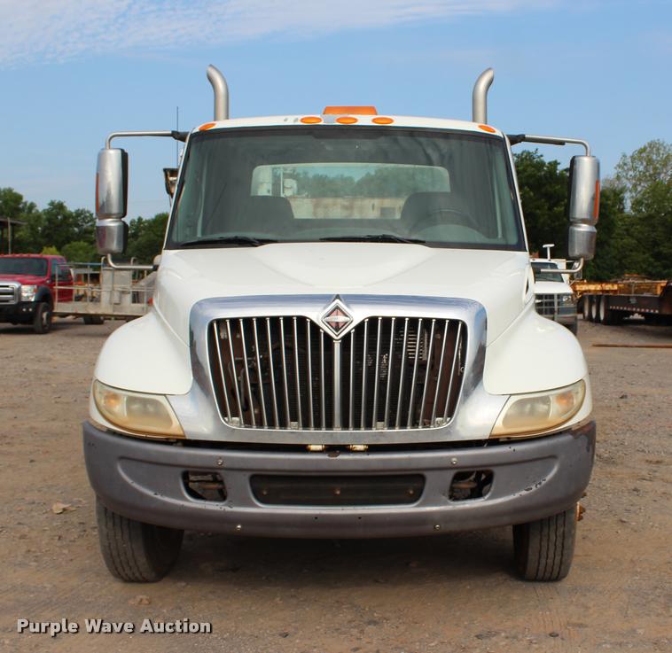 image for item L3172 2002 International 4300 service truck with crane