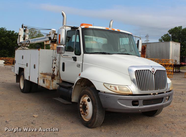 image for item L3172 2002 International 4300 service truck with crane