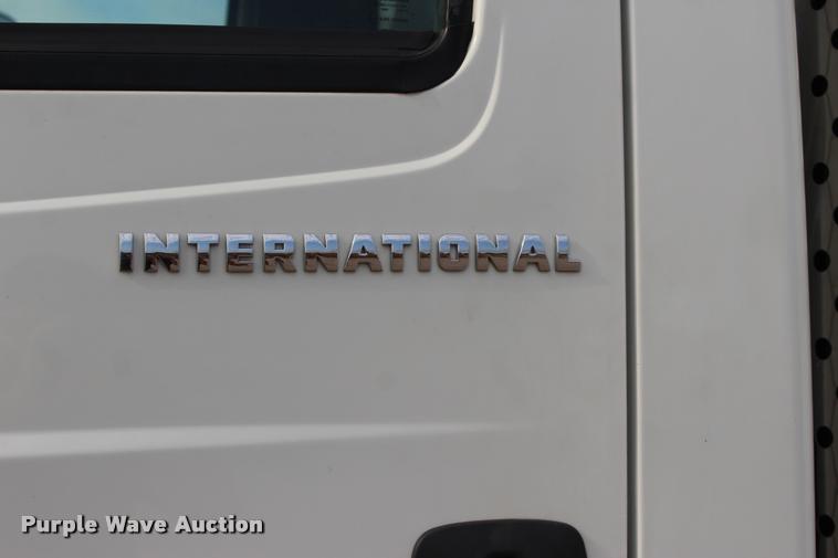 image for item L3172 2002 International 4300 service truck with crane