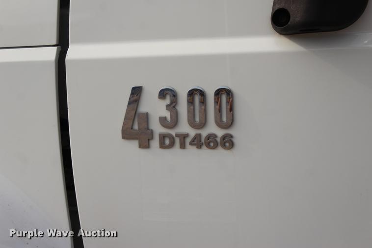 image for item L3172 2002 International 4300 service truck with crane