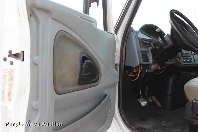 image for item L3172 2002 International 4300 service truck with crane