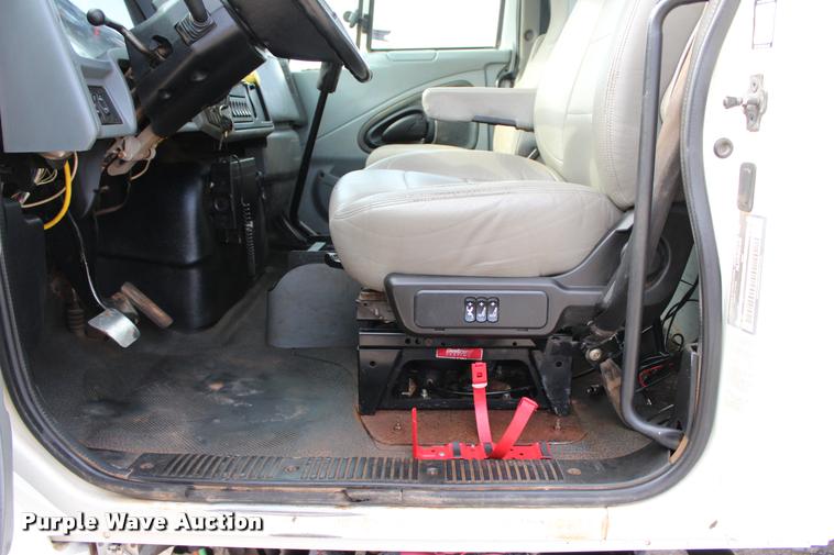 image for item L3172 2002 International 4300 service truck with crane