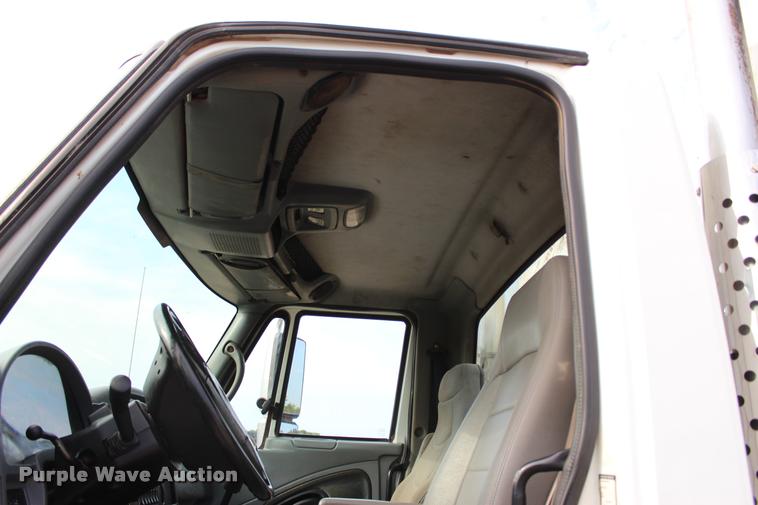 image for item L3172 2002 International 4300 service truck with crane