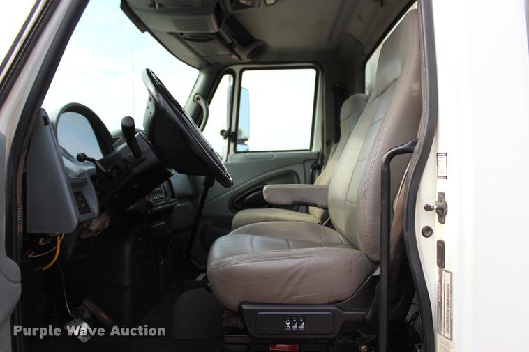 image for item L3172 2002 International 4300 service truck with crane